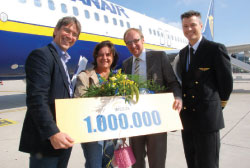 Ryanair’s selection of Weeze as its third German base has boosted that airport’s traffic by more than 60% this summer. In September, Airport Weeze celebrated handling one million passengers in a year for the first time. The millionth passenger was Heleen M. Koppens, who arrived on a Ryanair flight from Alicante.