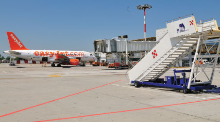 Both AdR and SEA offer some differentiation between the facilities offered to low-cost and full-service carriers. Milan-Malpensa’s Terminal 2, for example, is dedicated to easyJet services. With 17 based aircraft, the airline handles five million passengers per year from Milan-Malpensa.