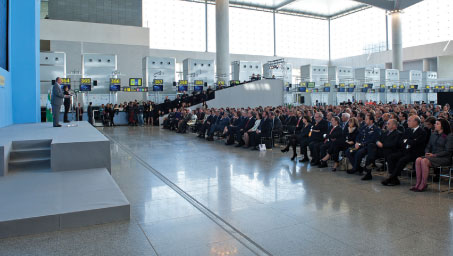 The €410 million T3 was inaugurated at a special ceremony on 16 March, in the presence of King Juan Carlos and representatives from the political, touristic, economic and aeronautical fields.