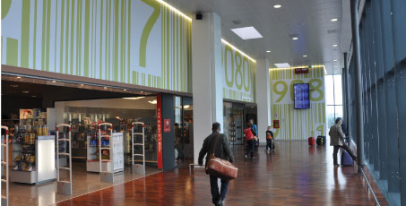 Ravasio: “Particular attention has been dedicated to the signage system. The departure terminal walls are covered with wallpaper featuring the luggage label bar code – IATA BGY – of Orio al Serio Airport.”