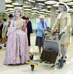 Aena, in collaboration with Madrid City Council, conducted a joint initiative at Madrid-Barajas Airport to entertain and amuse passengers with physical theatre and mime. Two actors were on hand to entertain travellers as they waited at the Terminal 4 baggage carousels.