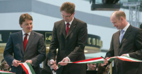 Reiner Schränkler, Chairman of the Board of Directors of Budapest Airport; Pál Völner, Hungary’s Secretary of State at the Ministry of National Development; and Jost Lammers, CEO, Budapest Airport, officially opened SkyCourt on 18 March.