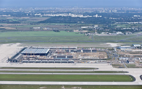 Heimberg: “Berlin Brandenburg Airport will be approximately 27% more efficient than required by law in 2007, when planning started.” (Photo: Günter Wicker)