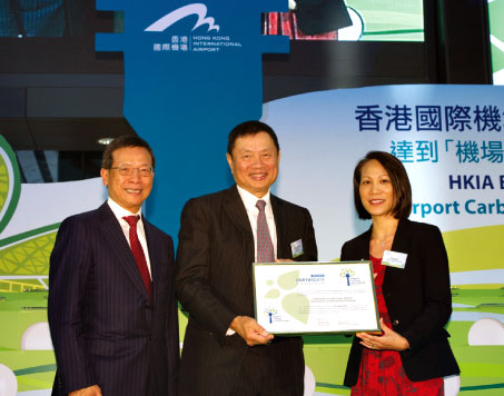 Hong Kong Airport becomes the first airport in Asia-Pacific to achieve ‘Optimisation’ – Pictured at the certificate ceremony are Mr. Stanley Hui, CEO of Airport Authority Hong Kong; Dr. Marvin Cheung, Chairman of Airport Authority Hong Kong and Ms. Patti Chau, Regional Director, ACI Asia-Pacific.
