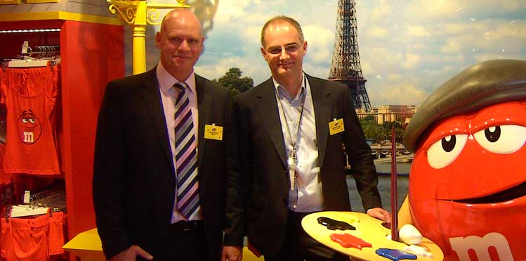 Mars ITR General Manager Craig Sargeant and Aéroports de Paris’ Retail Director Mathieu Daubert 