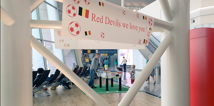 At the heart of Brussels Airport entertainments this summer are the sports events of 2016, including Euro 2016, Wimbledon, Tour de France and the Olympics. Passengers can watch the events on large screens in five different bars and restaurants, but also have the opportunity to take part in various sports activities, such as the 100m Gate Run, kicker tables and shuffleboards. Additionally, during Euro 2016, the airport opened a Brussels Red Devils pop-up bar in the tax-free area of pier B. 