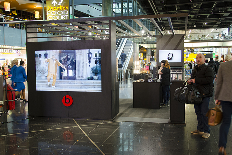 Capi has opened a Beats by Dr. Dre pop-up store in Lounge 1 at Amsterdam Airport Schiphol. The store is open until 2 January, featuring the new wireless Beats product line.